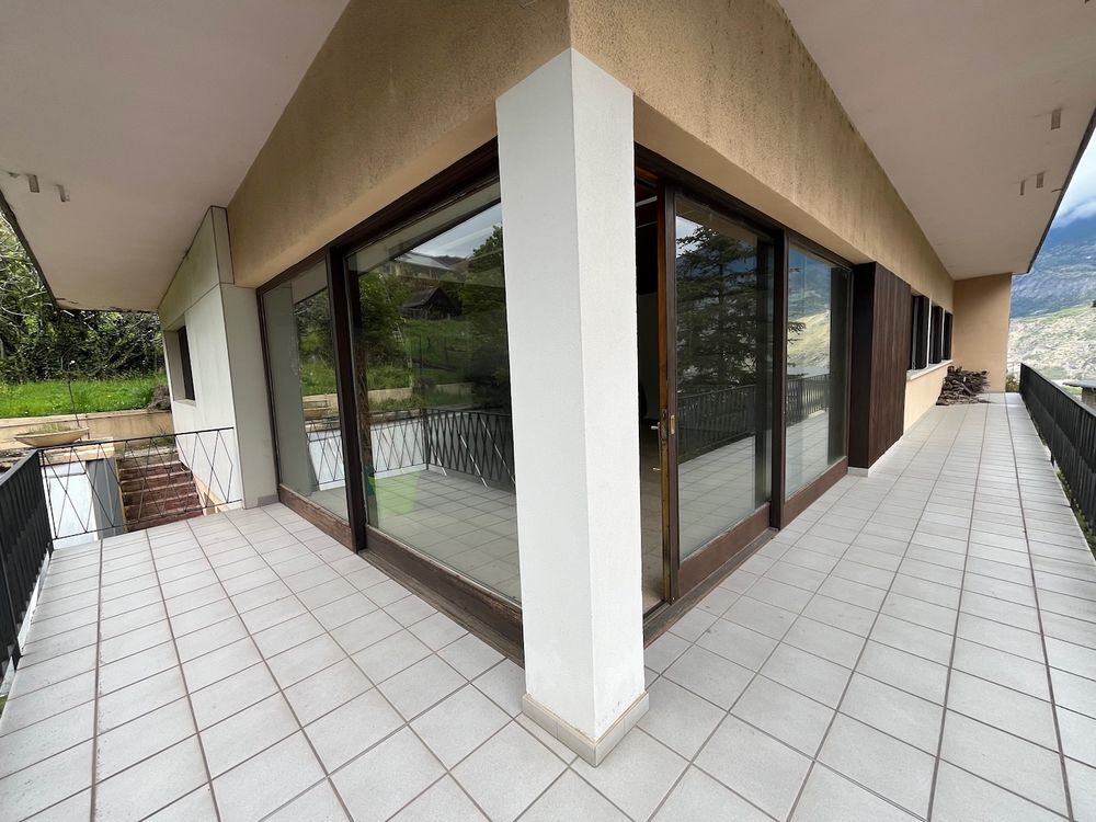 Vente Maison SAINT JEAN DE MAURIENNE Sur les petites hauteurs ensoleillées, offrant une vue imprenable sur la vallée et les montagnes environnantes, spacieuse et lumineuse maison d'architecte d'une superficie habitable de 220 m2 + Terrasses carrelées + dépendances, le Saint-jean-de-maurienne