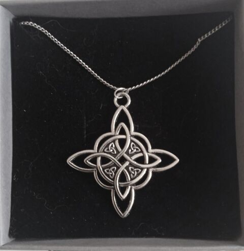 Pendentif noeud de sorci�re avec sa cha�ne en tr�s bon �tat 15 Lamballe (22)