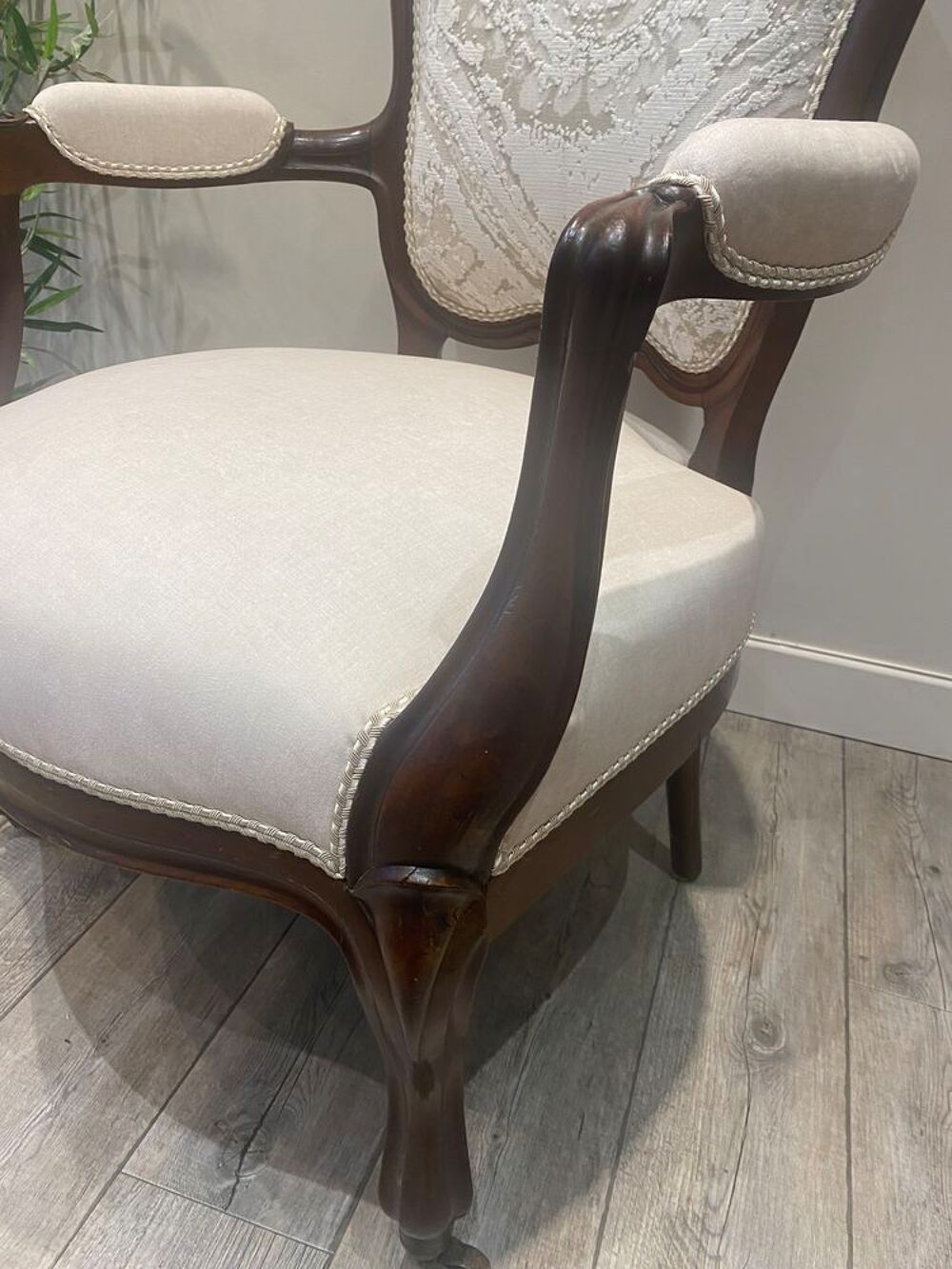 Fauteuil Cabriolet Louis Philipe refait &agrave; neuf Meubles