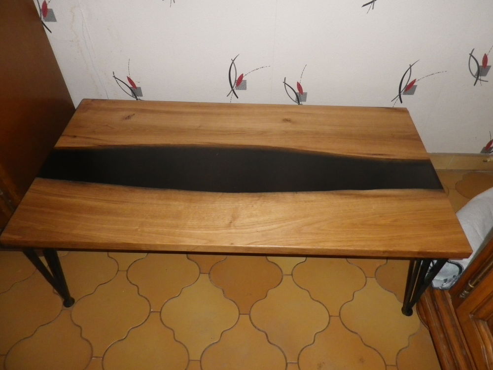 TABLE BASSE EN CHENE ET RESINE Meubles