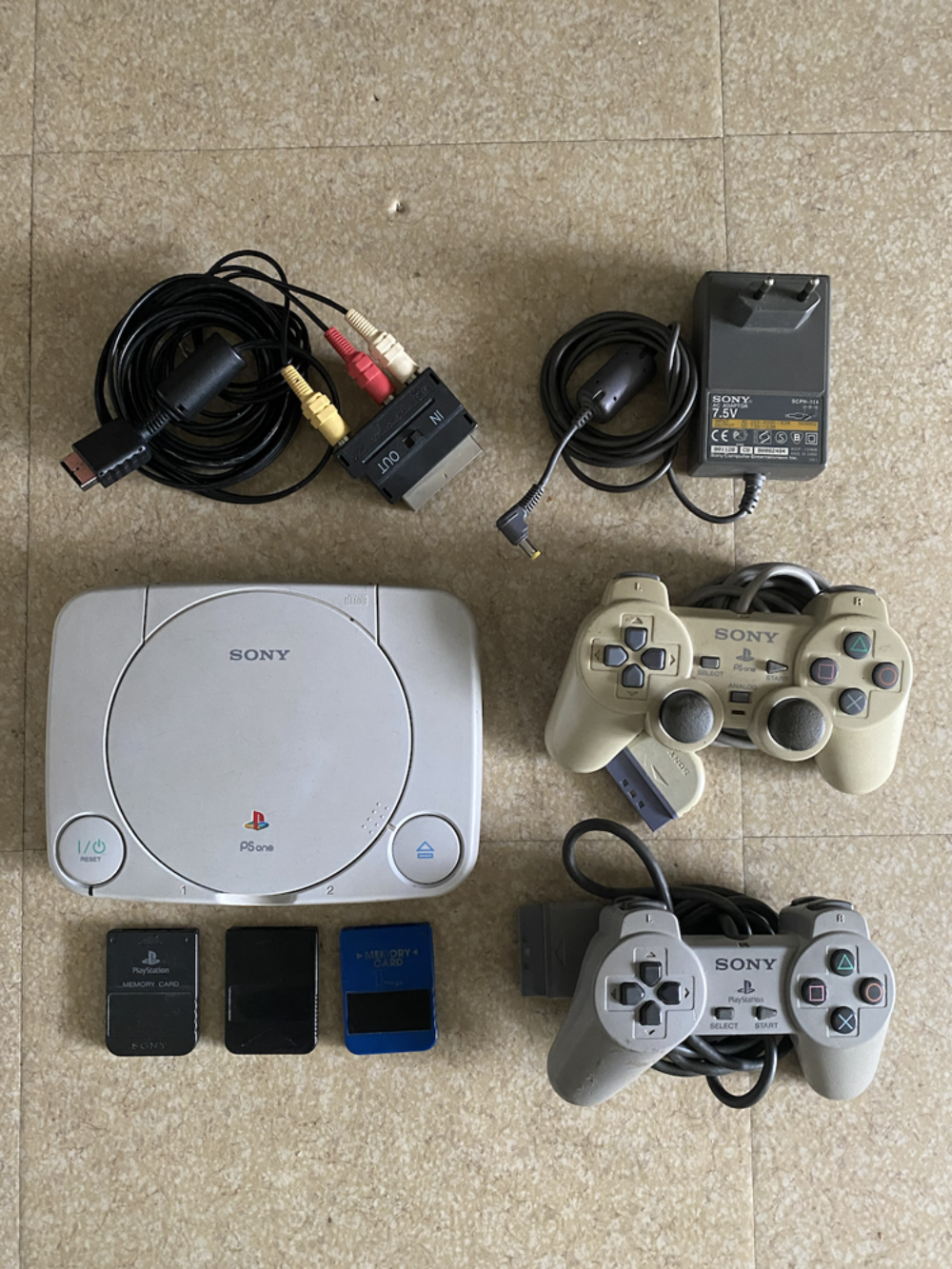 PS One avec 14 jeux Consoles et jeux vidéos