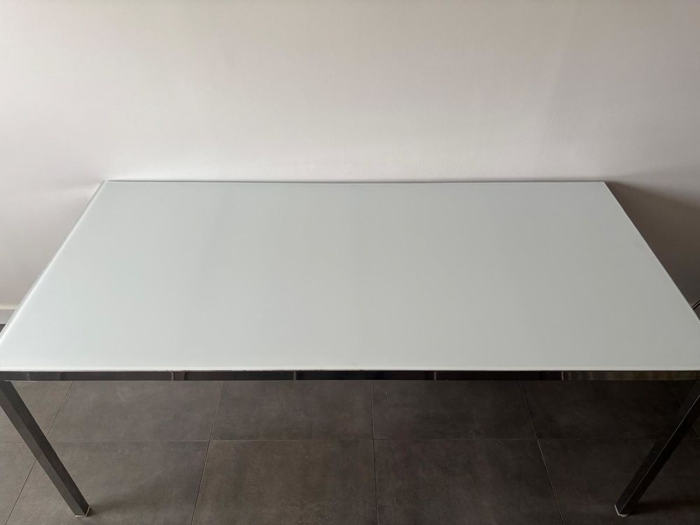 Table de salle &agrave; manger blanche en verre et en m&eacute;tal Meubles