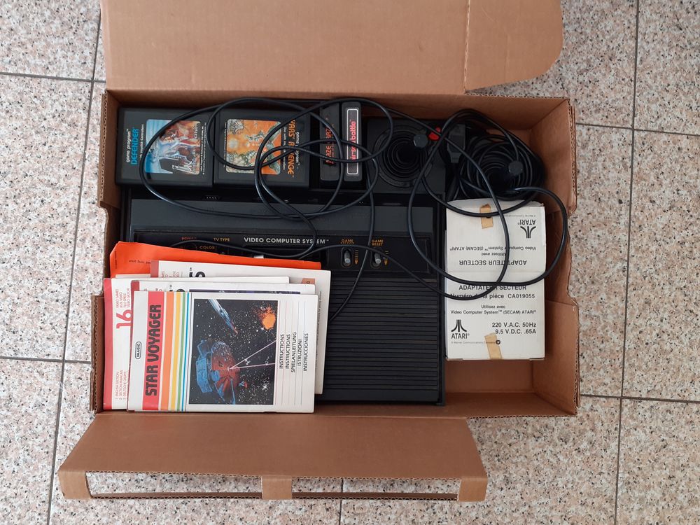 Console Atari 2600, 2 manettes, les c&acirc;bles et 10 jeux Atari, Consoles et jeux vidéos