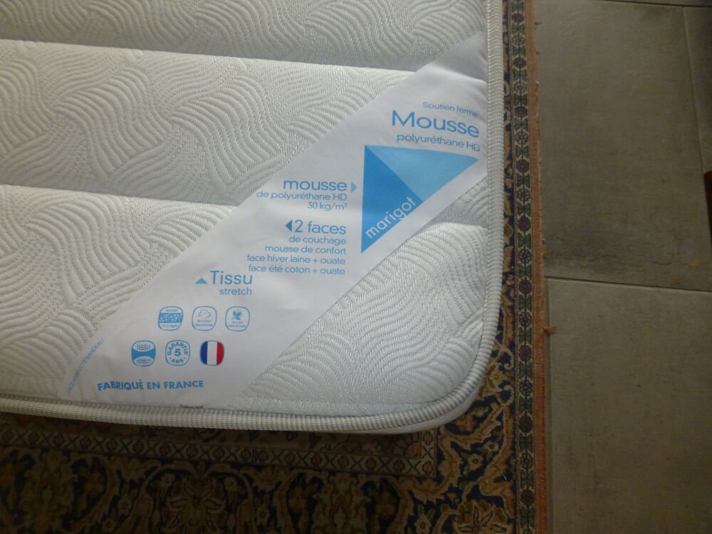 2 lits avec sommier, matelas, t&ecirc;tes de lits.
Meubles