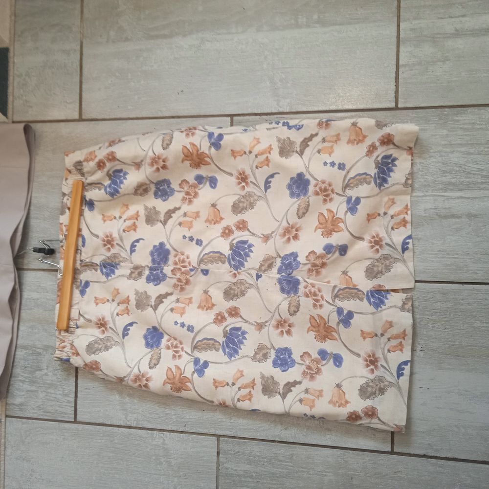 Jupe beige motifs fleurs fermeture eclair sur l'arri&egrave;re tail Vêtements