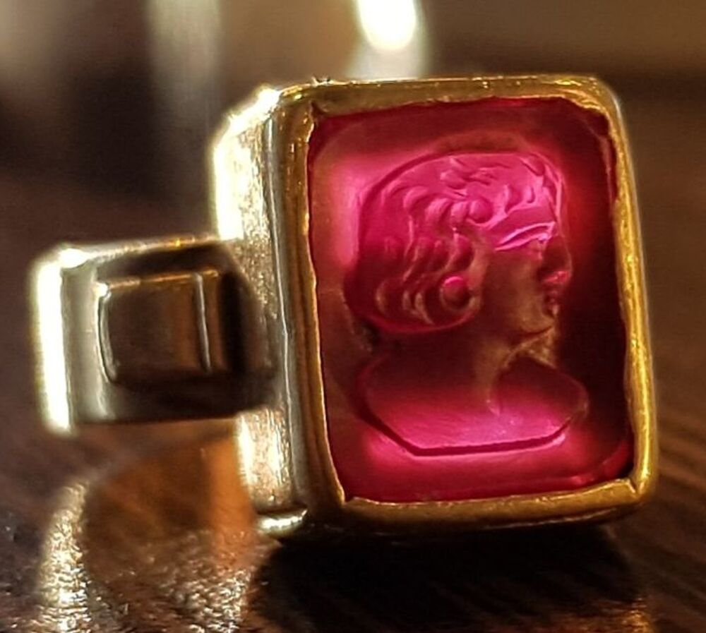 Anneau OR 18-20k avec rubis grav&eacute; en medaillon style antique Bijoux et montres