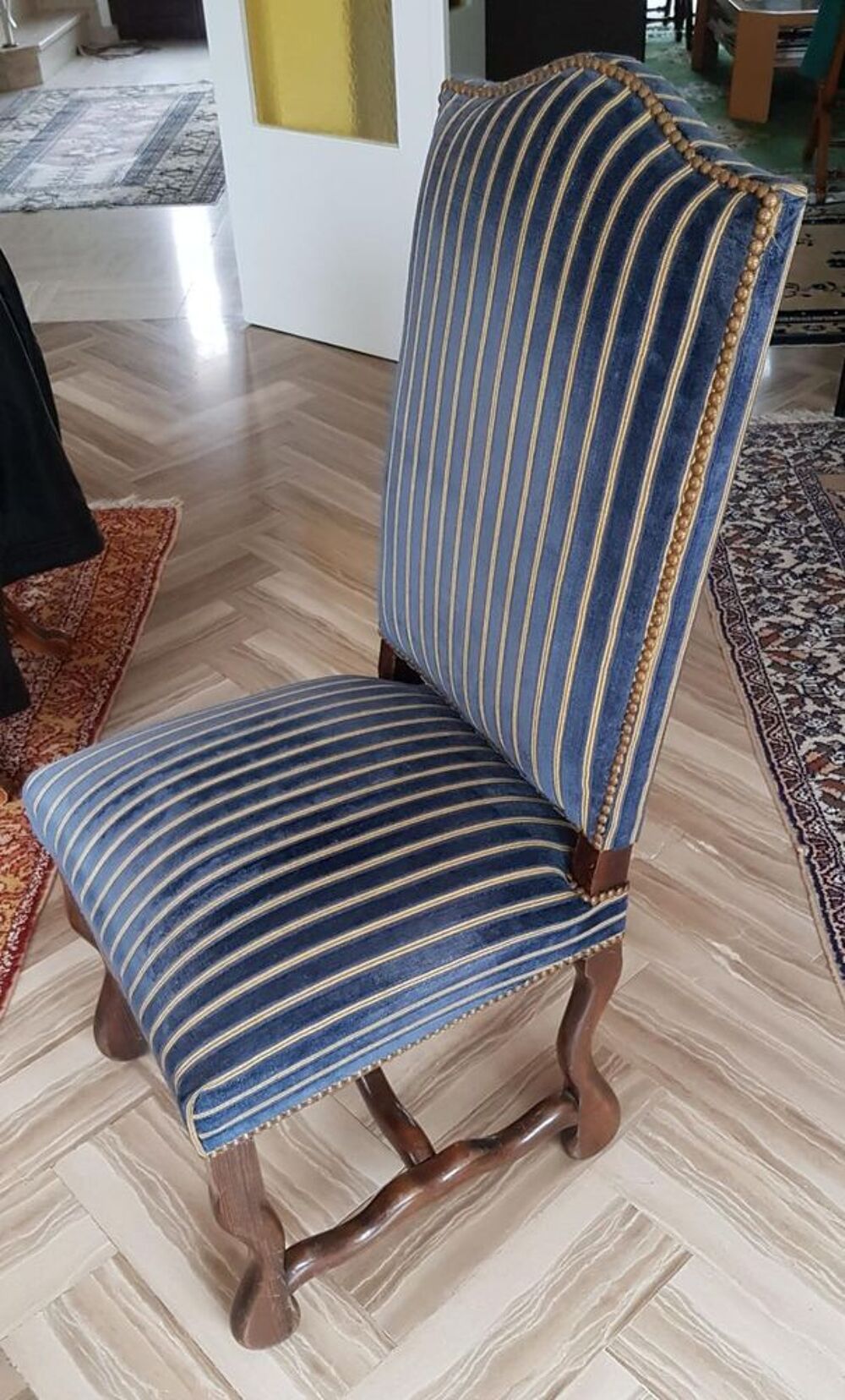 table monast&egrave;re ,6 chaises et un fauteuil os de mouton
Meubles