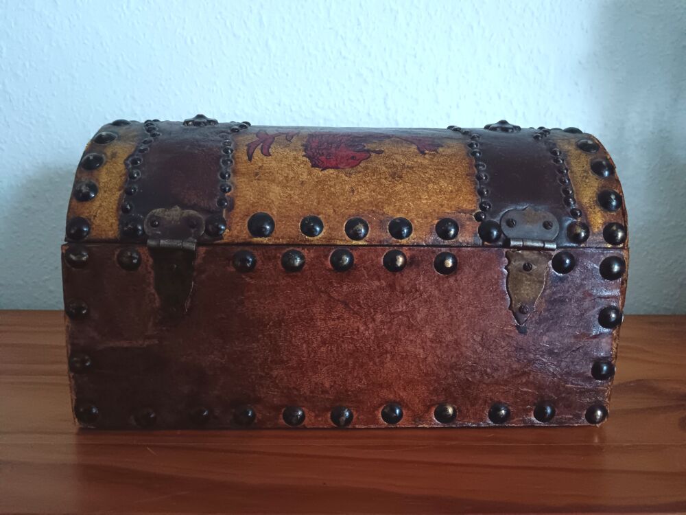 Beau coffre / coffret rev&ecirc;tement cuir ? Motifs / style m&eacute;di&eacute; 