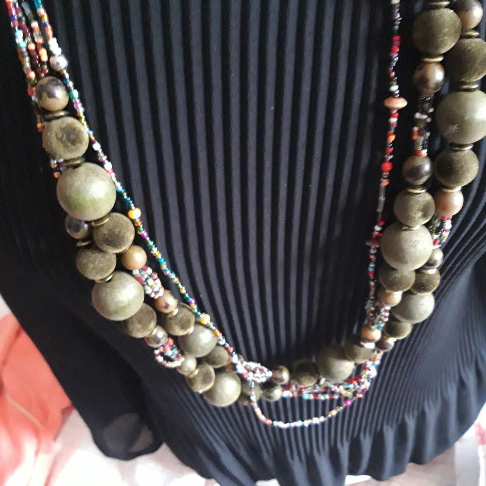Tr&egrave;s joli collier. boh&egrave;me. Bijoux et montres