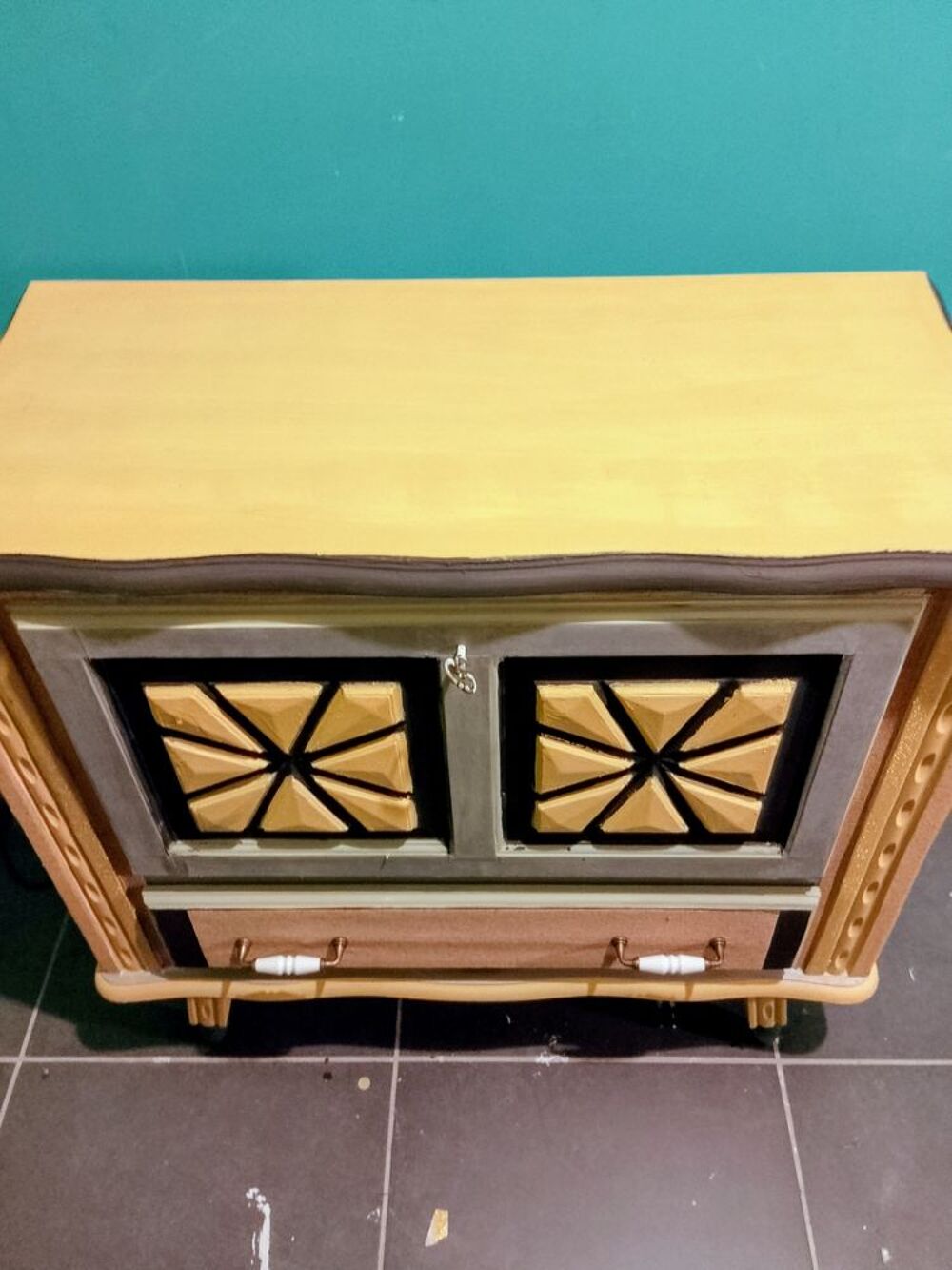 meuble ancien en bois relook&eacute; vintage Meubles