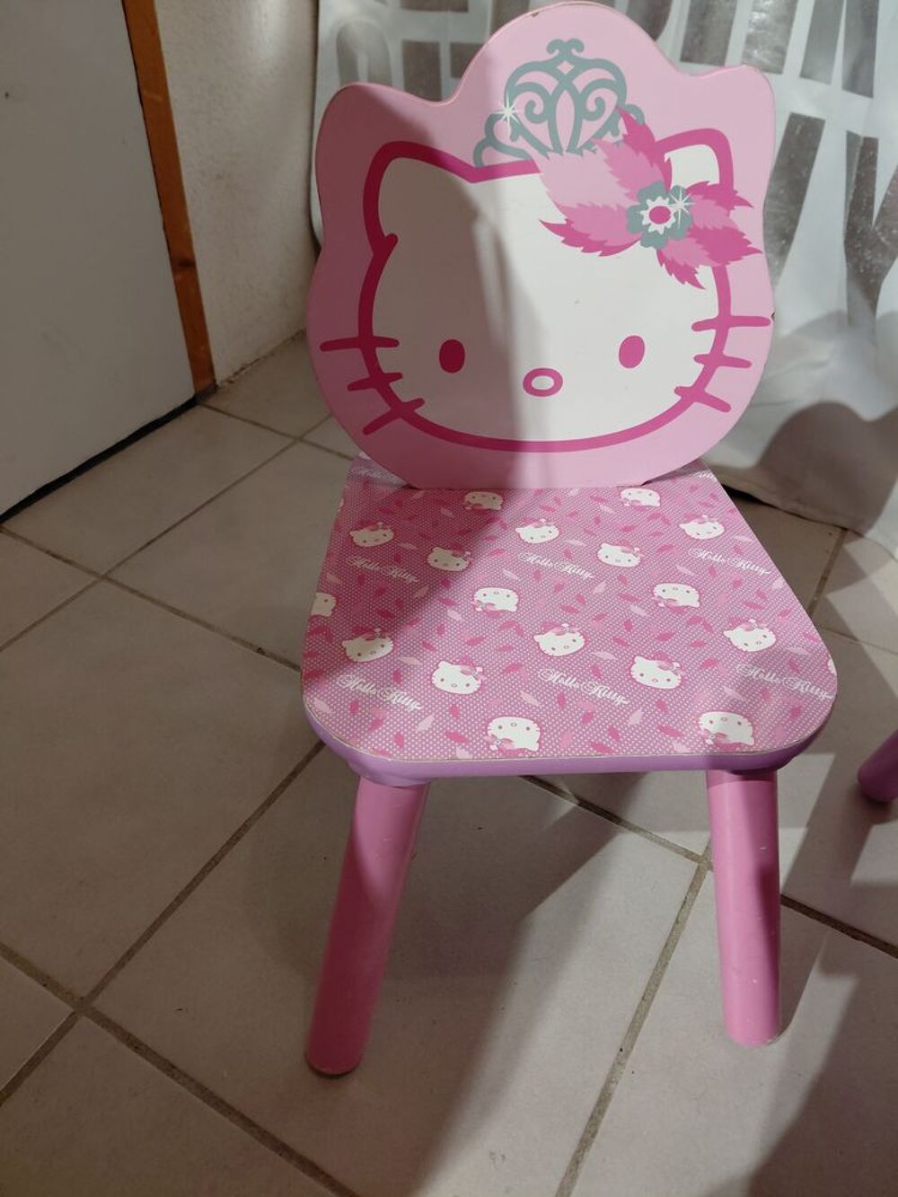 Petite table + 2 chaises hello kitty Mobilier enfants