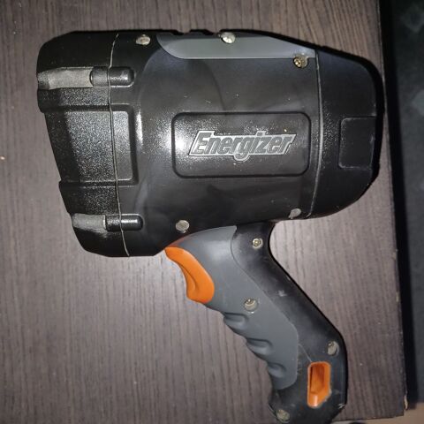 Lampe torche professionnelle 50 Saint-Romain-de-Benet (17)