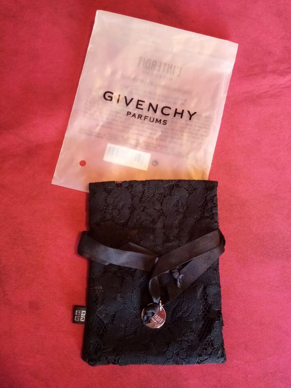 Pochette en dentelle pour parfum Givenchy neuf Maroquinerie
