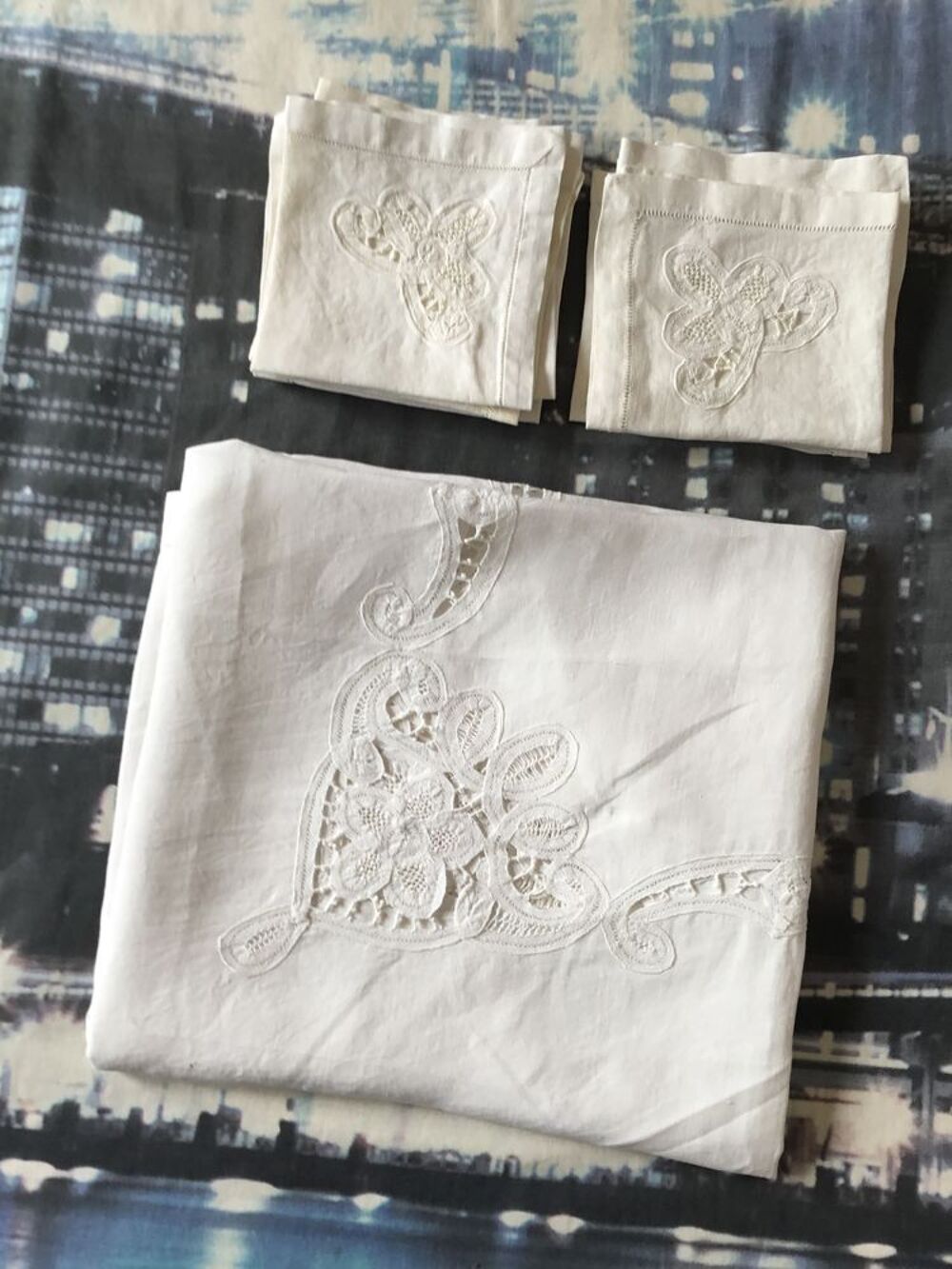 Nappe avec appliques en dentelle et ses serviettes Bon &eacute;tat Décoration