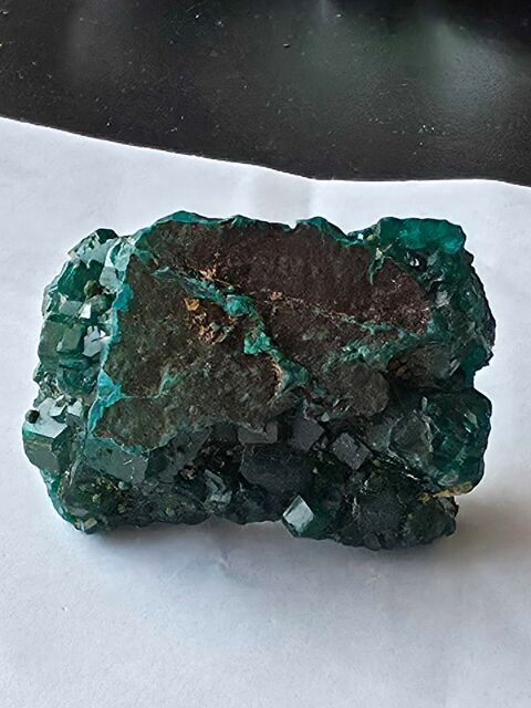 Minéral d'exception : Dioptase brute sur sa roche matrice-RDC 80 Bagneux (92)