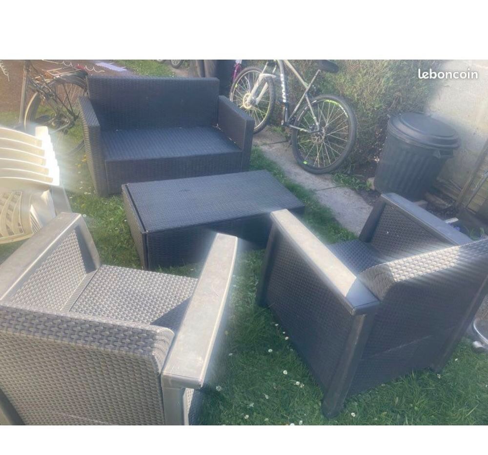 salon de jardin en r&eacute;sine en tr&egrave;s bon &eacute;tat, une grande banquette, deux fauteuils une place et une table avec une rallonge, voir photo, ci-jointe Jardin