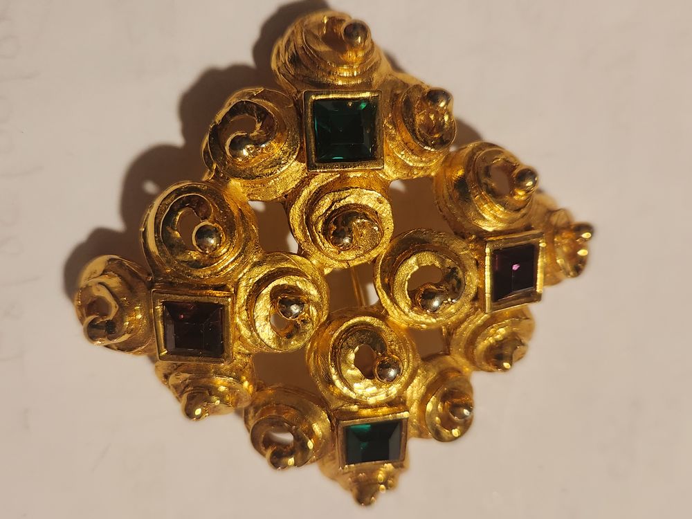 Broche carr&eacute;e dor&eacute;e strass vert mauve LANVIN Bijoux et montres