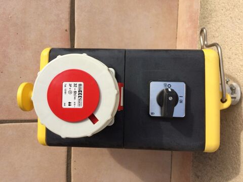 Prises type P17 neuves sur caisson pour atelier 40 Garidech (31)