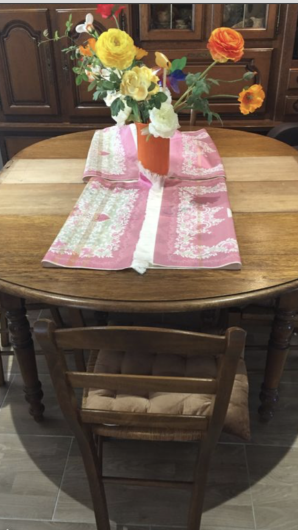 table + chaises 
Bois massif Meubles
