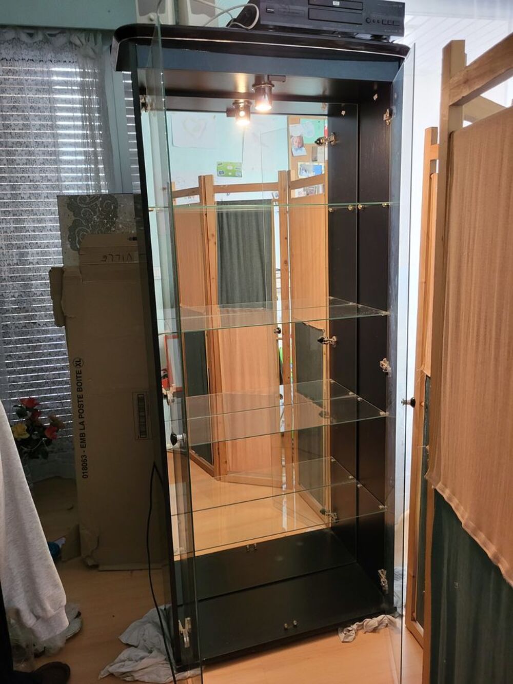 Vitrine haute couleur lagon avec lumi&egrave;re Meubles