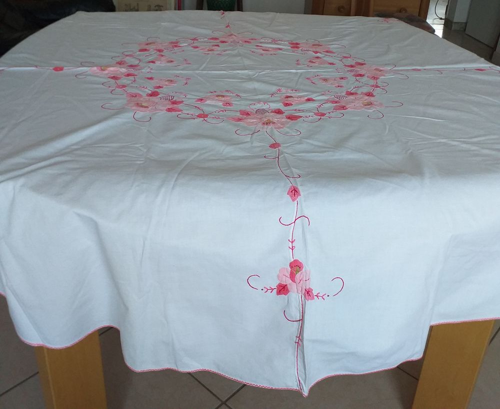 Nappe ronde, fond blanc, motifs roses Diam&egrave;tre 1m65 Décoration