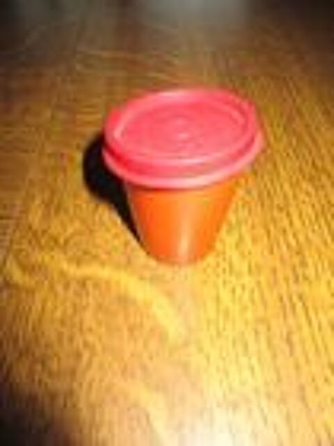 Mignonnette tupperware rouge et couvercle rouge et autres 0 Mérignies (59)