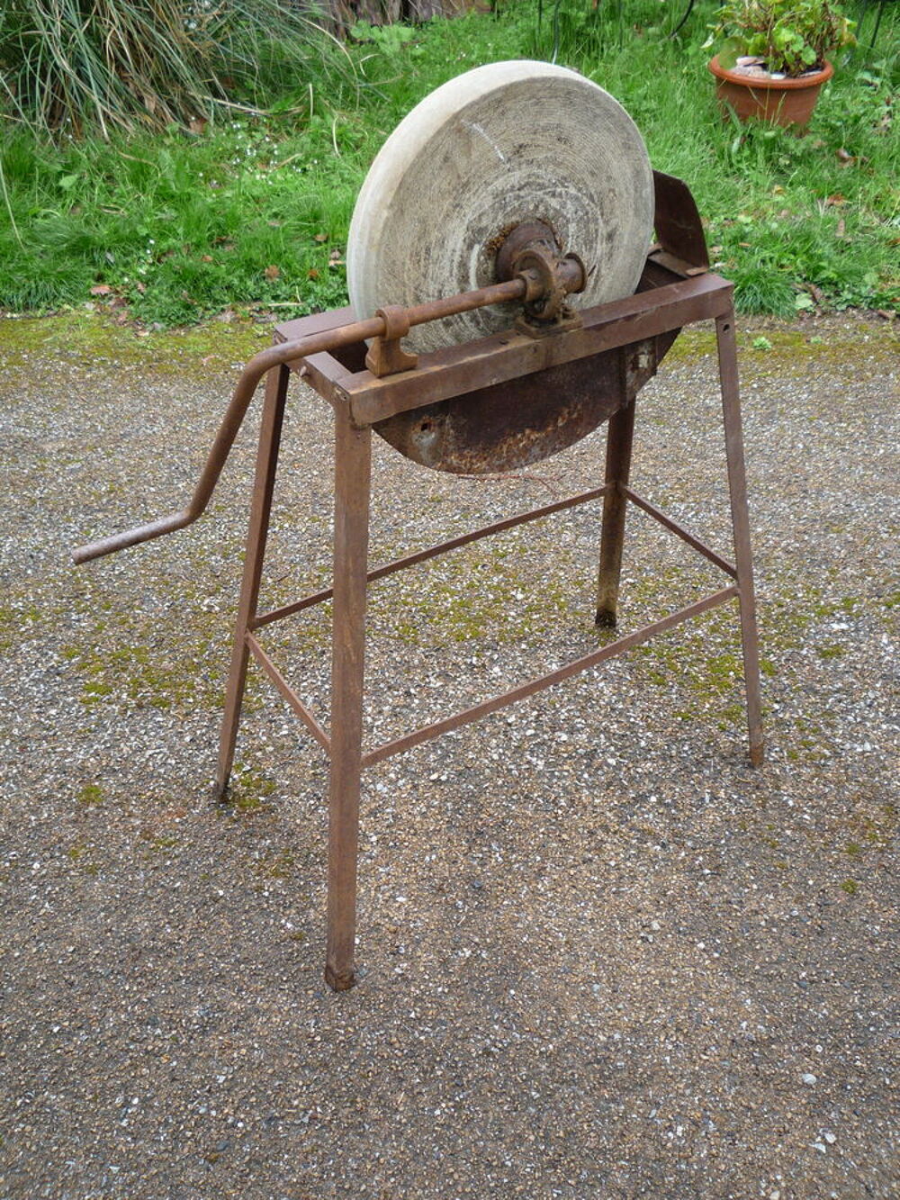Ancienne meule en pierre &agrave; eau sur cadre/m&eacute;di&eacute;val
Bricolage