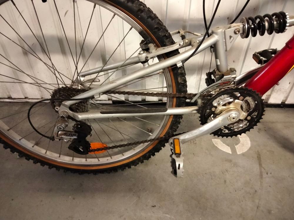 VTT couleur bordeaux, peut servi 
Explor S 401 Vélos