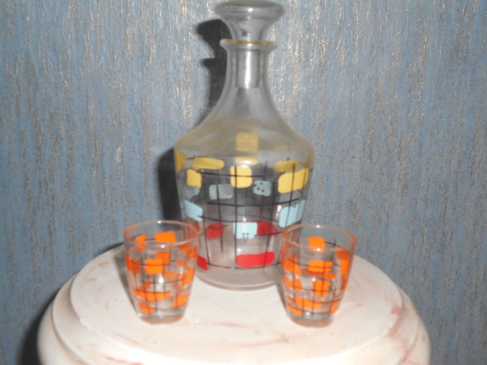CARAFE verre d&eacute;cor&eacute;e et 2 verres Décoration