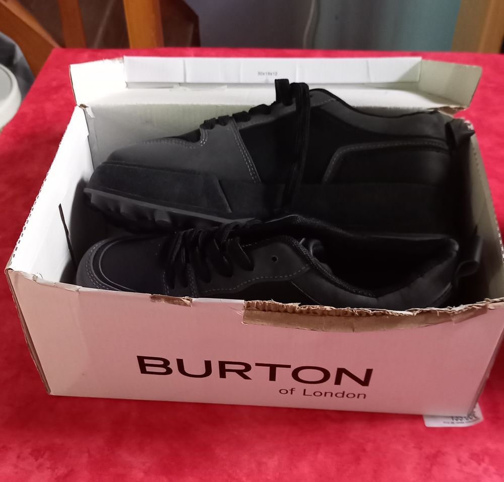 Baskets femme pointure.39 jamais port&eacute;. &Eacute;tat neuf.. Chaussures