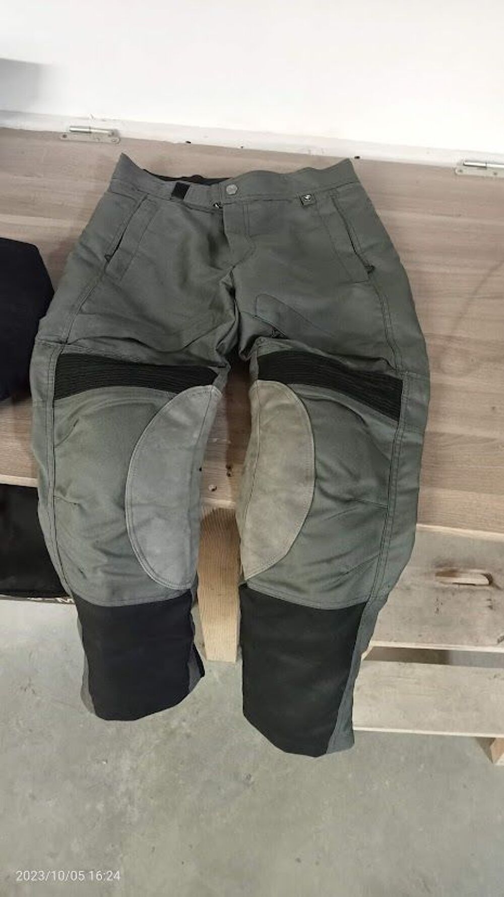 pantalon bmw bonne &eacute;tat avec coquue au genoux V�tements