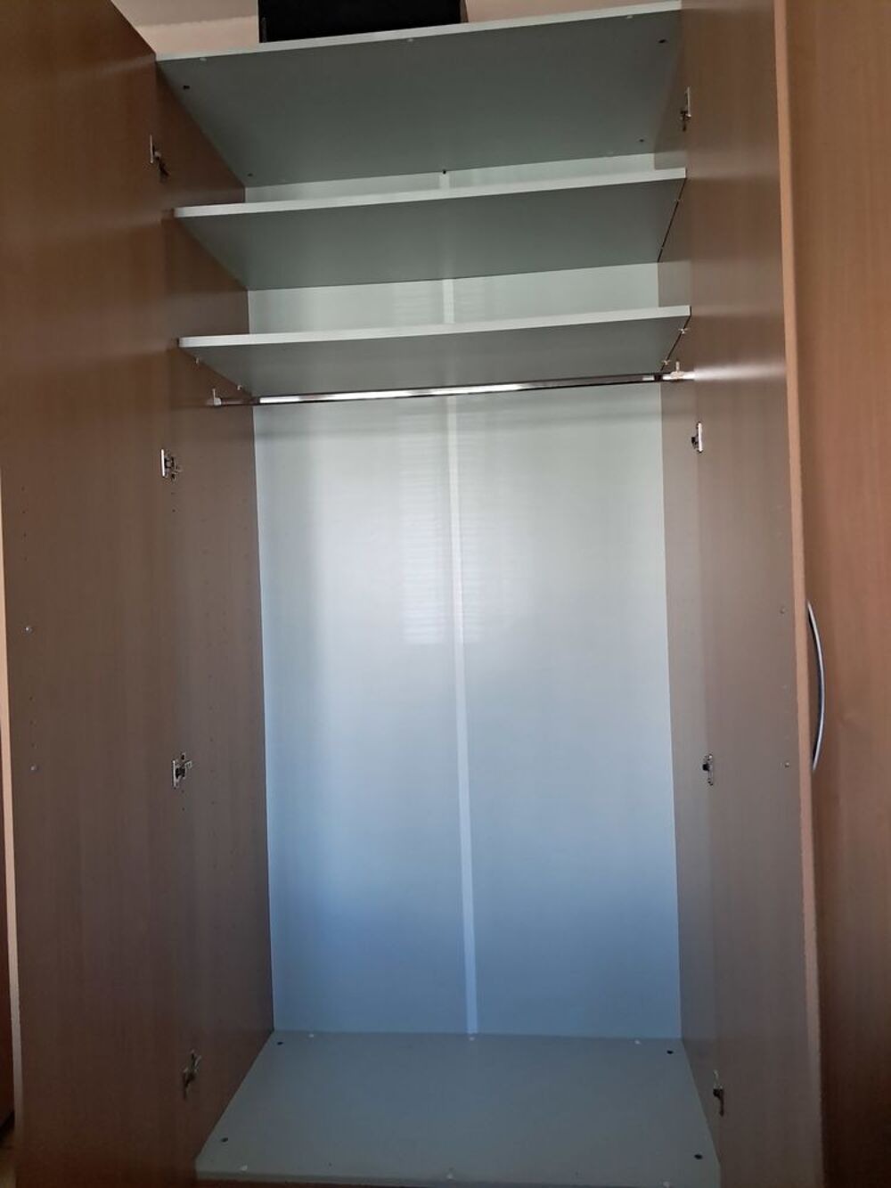 Armoire 3 portes avec miroir en m&eacute;lanine h&ecirc;tre Meubles