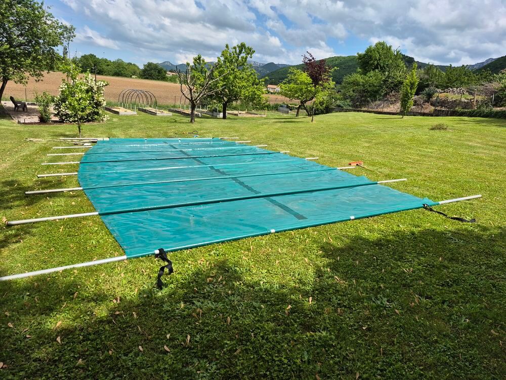 B&acirc;che piscine &agrave; barres Jardin