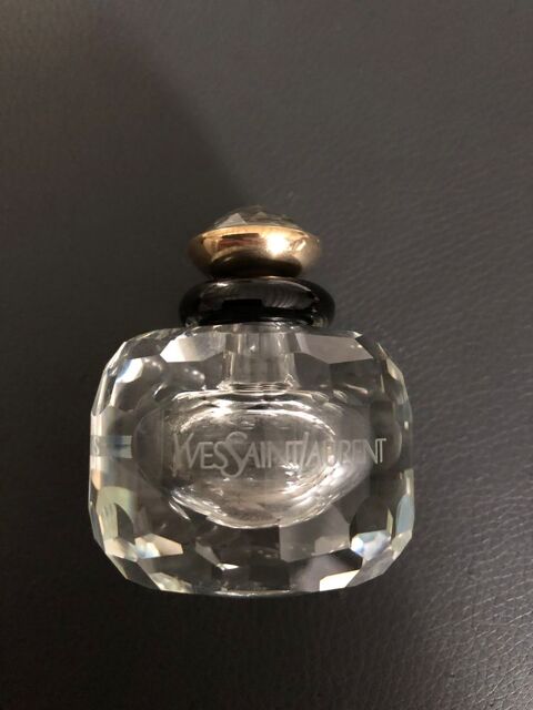 cristal de Swarovski: flacon de parfum PARIS d?Yves St Laurent numrotes numrot 180 Les Brouzils (85)