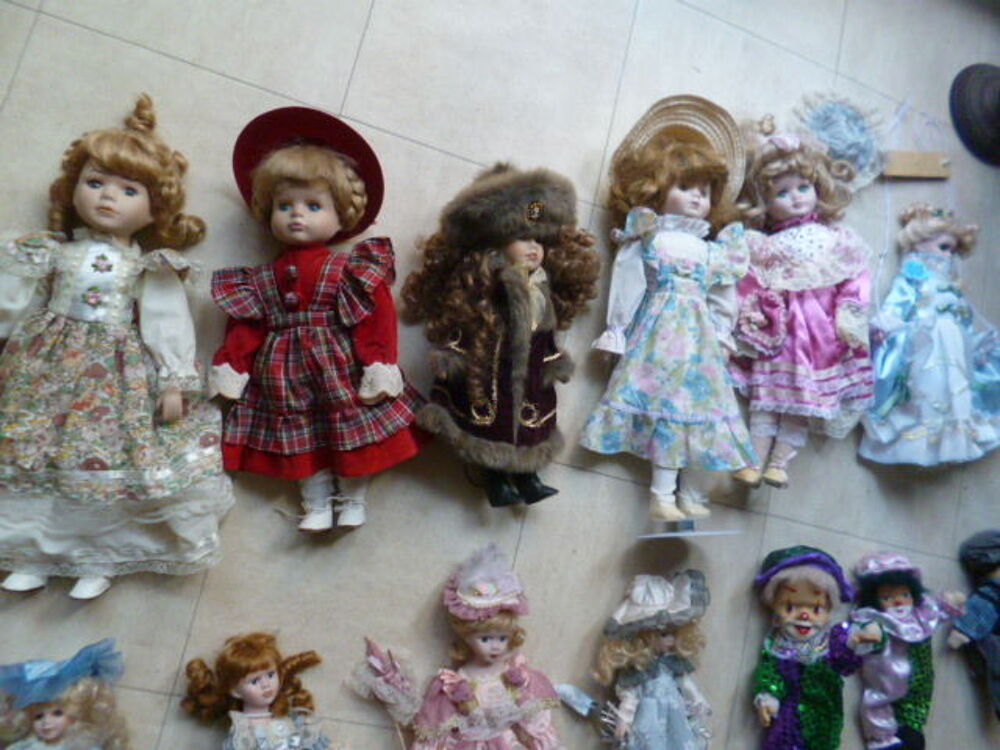 poup&eacute;es en porcelaine de tailles diverses Jeux / jouets