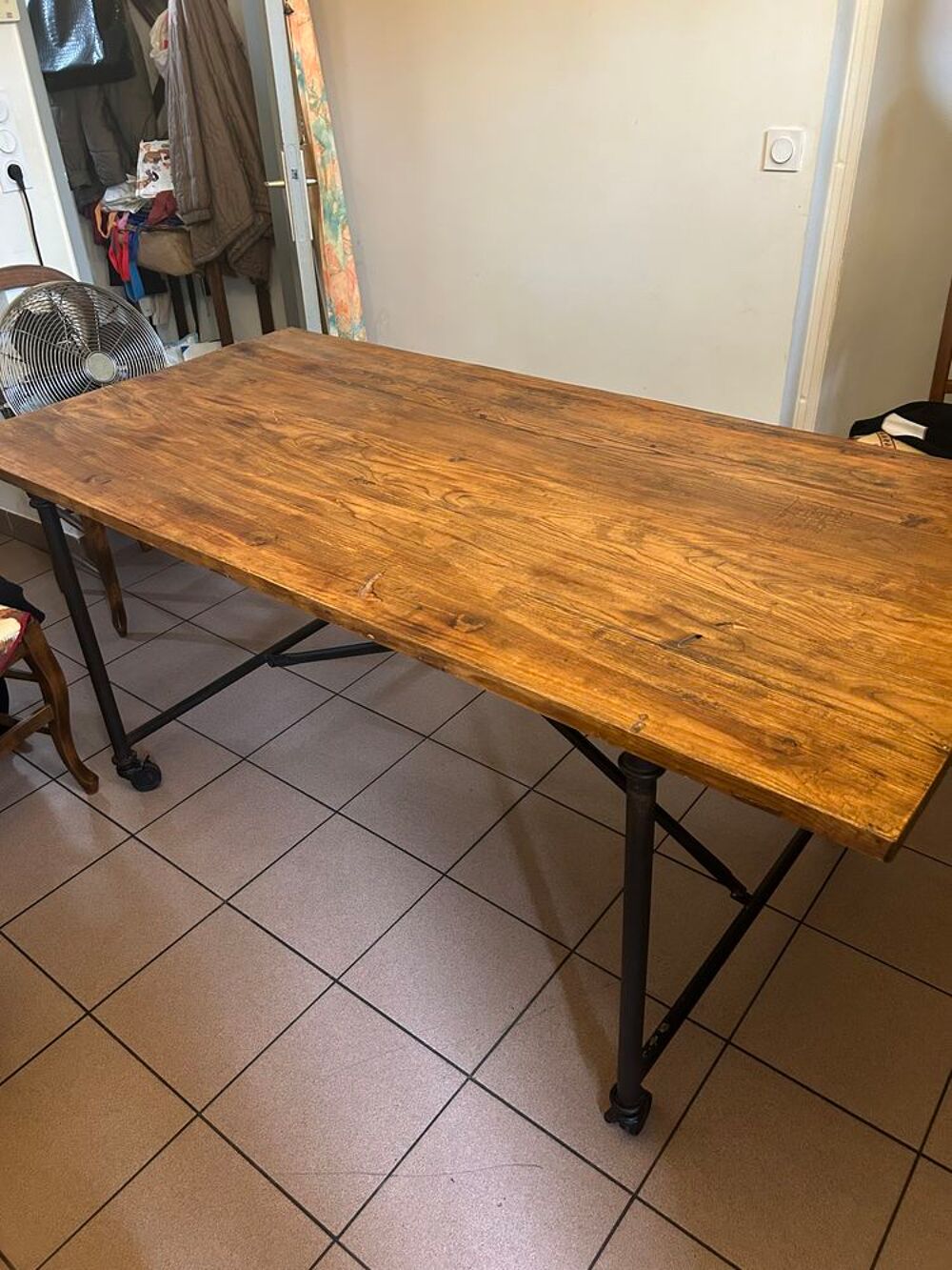 Table, ch&ecirc;ne massif, pieds en fer, forg&eacute; sur roulettes Meubles