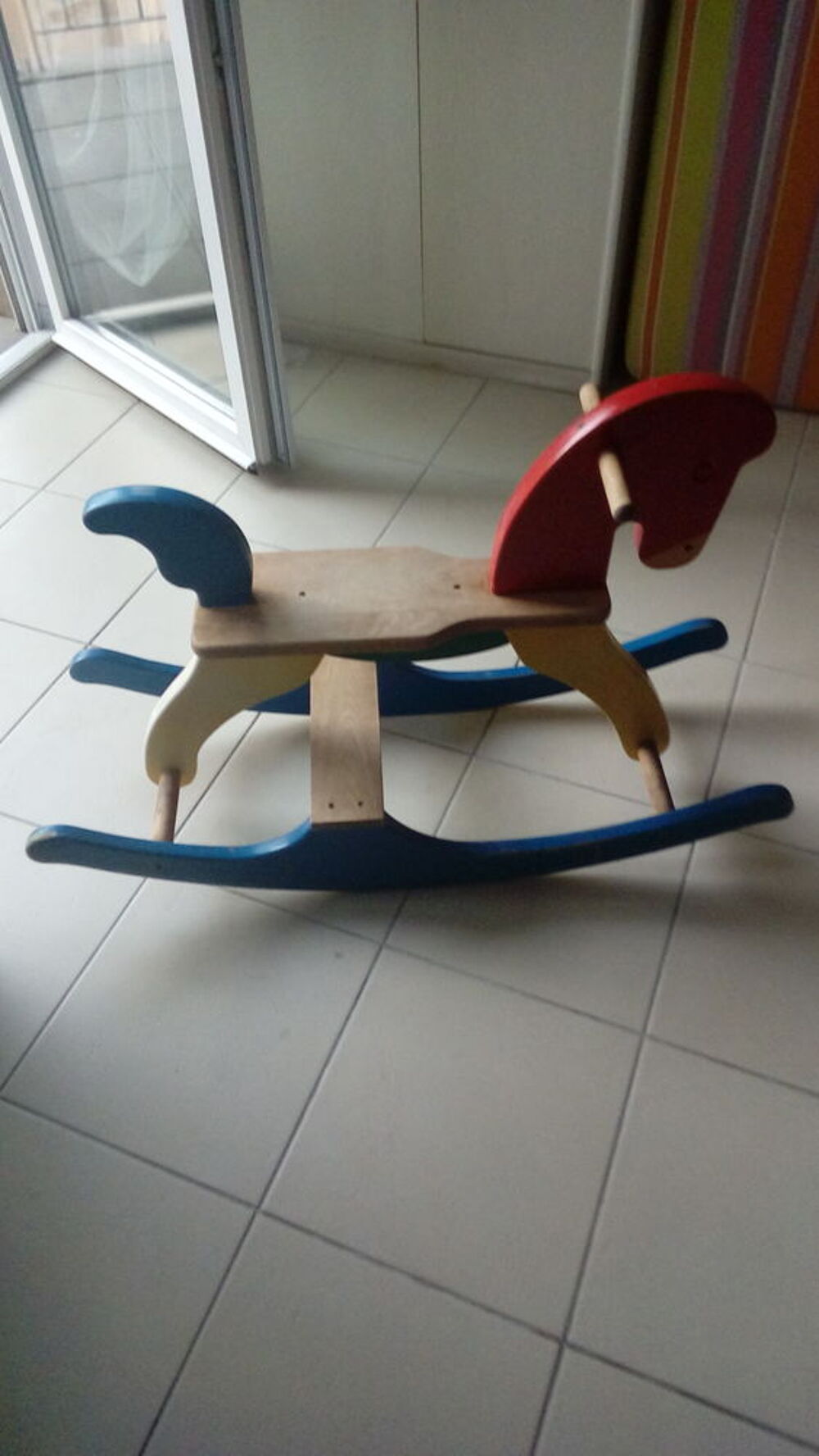 Un cheval &agrave; bascule en bois. Jeux / jouets