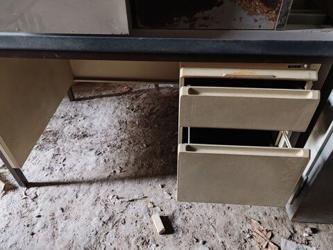 bureau mtallique avec ttiroir 0 Saint-Quentin-Fallavier (38)
