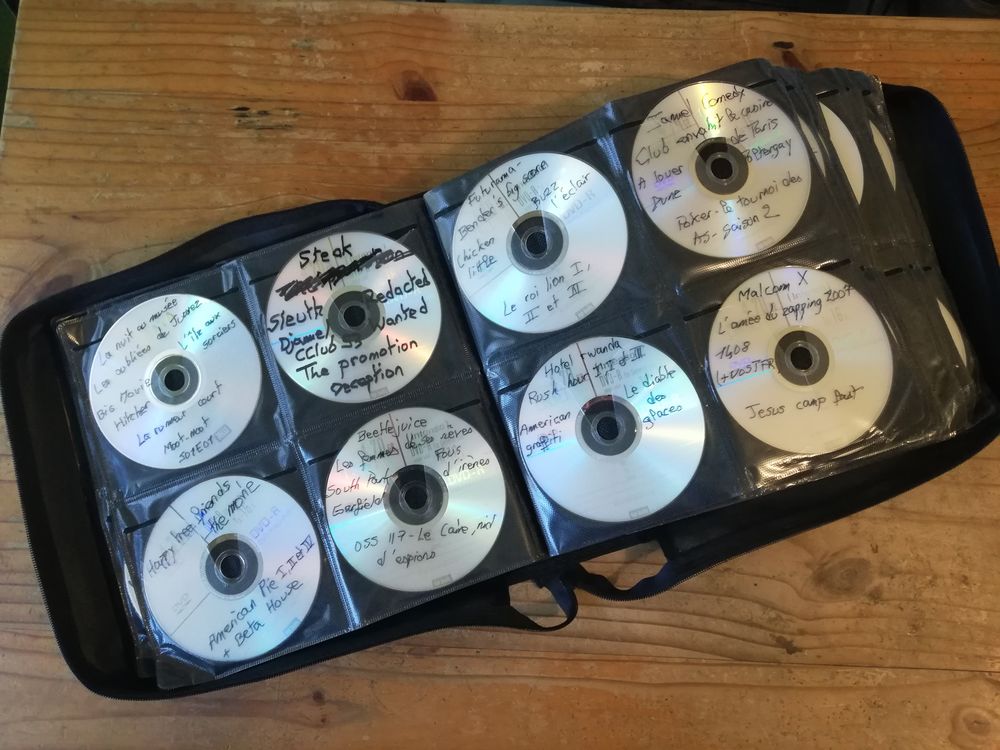 Sacoche de 250 CD/DVD avec 200 DVD grav&eacute;s r&eacute;-inscriptibles. DVD et blu-ray