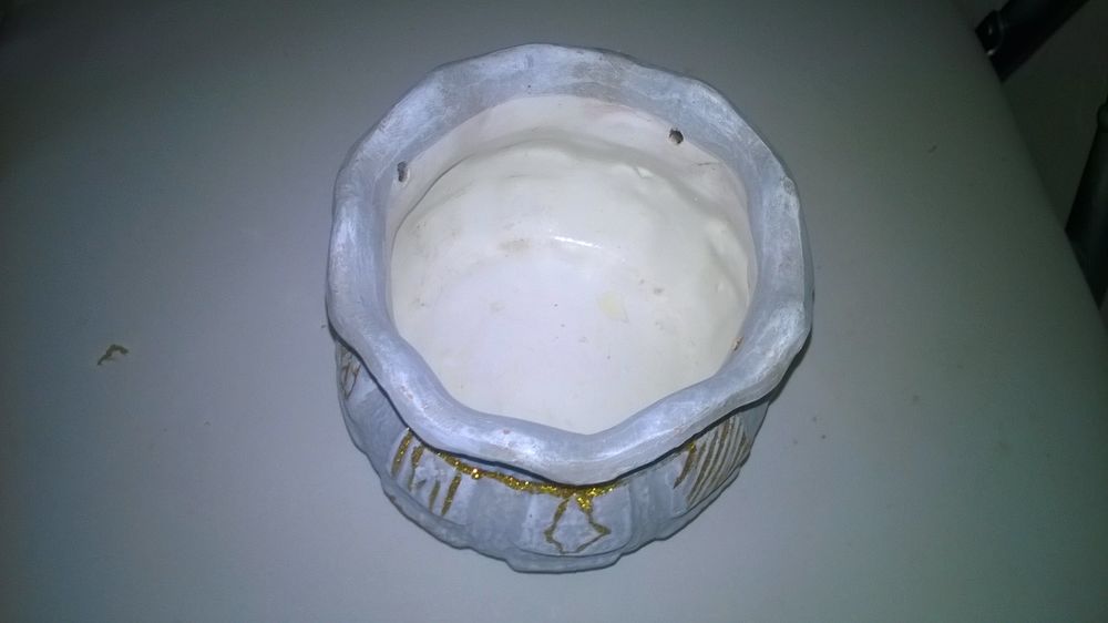 Pot bleu et gris avec incrustation style or
Excellent eta
Jardin