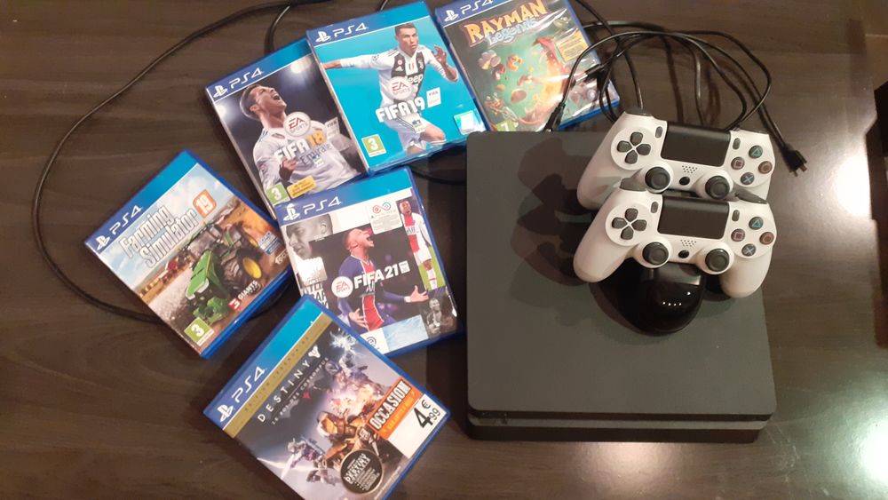 PS4 + 6 jeux + 2 manettes Consoles et jeux vidos