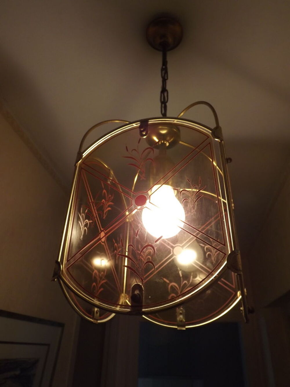 2 lustres dor&eacute;s laiton et verre fum&eacute; identiques Décoration