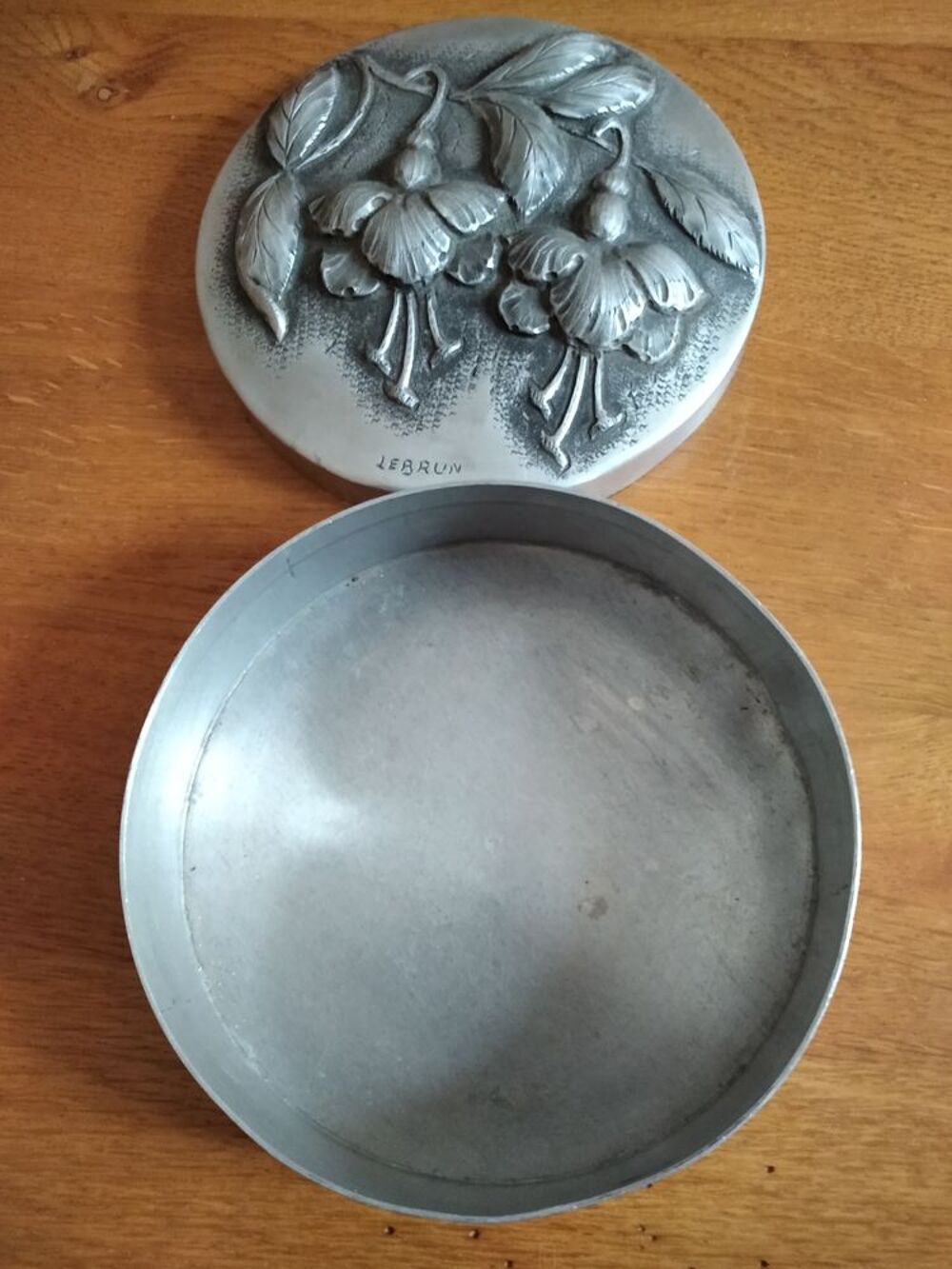 Ancienne bo&icirc;te bonbonni&egrave;re sign&eacute;e Lebrun D�coration