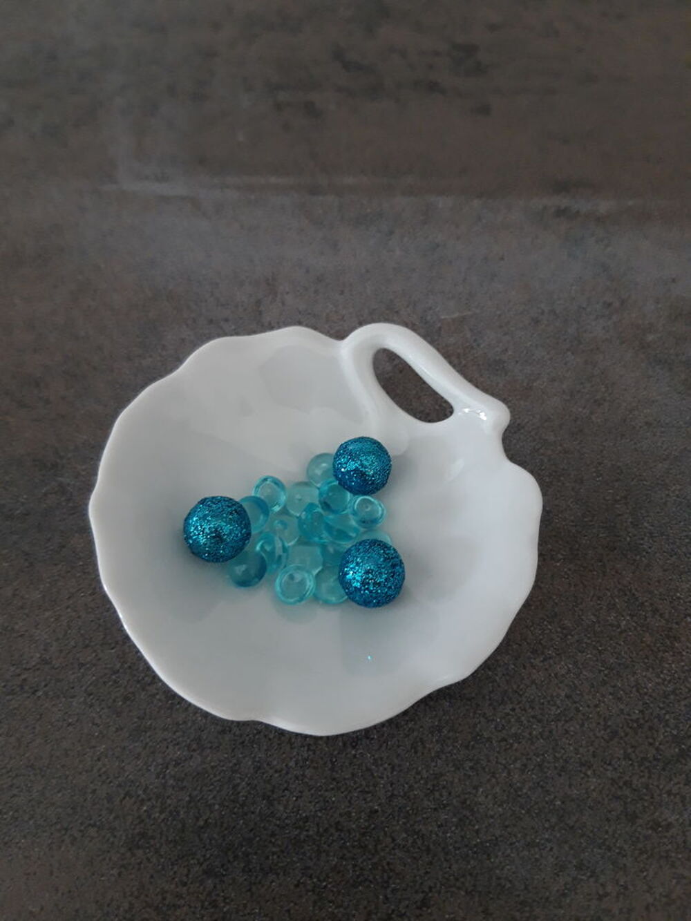 Petits bibelots en porcelaine, fa&iuml;ence, verre... Décoration
