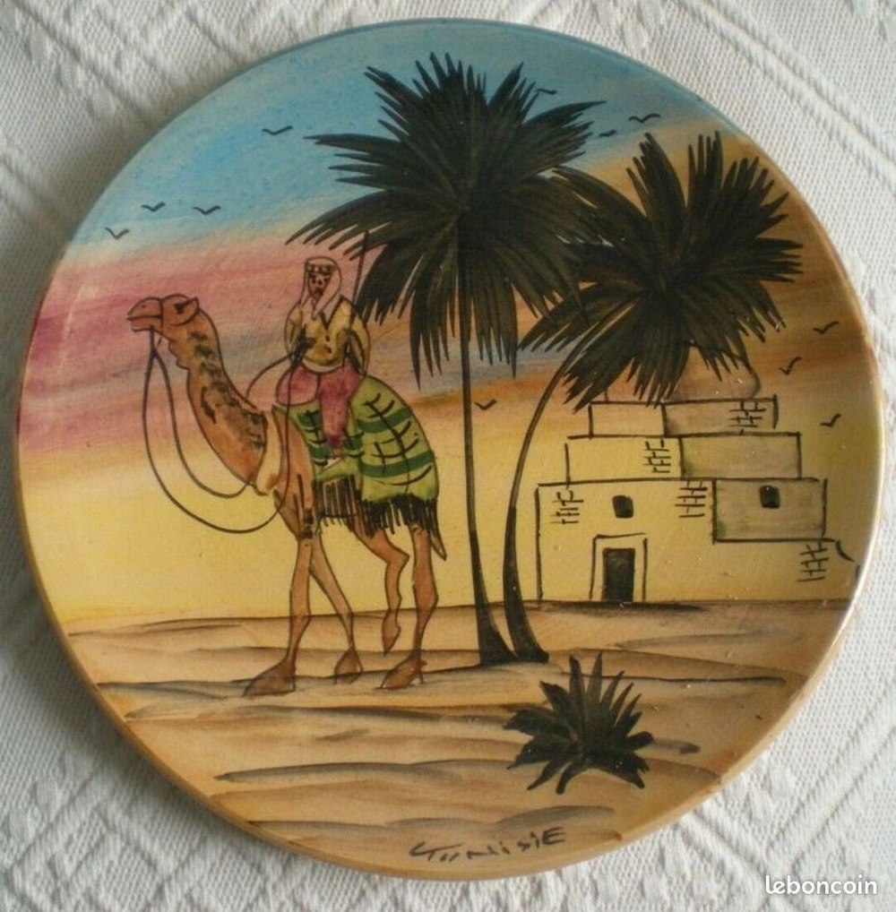 LOT DE 2 ASSIETTES EGYPTYENNES ET 1 ASSIETTE TUNISIENNE Décoration