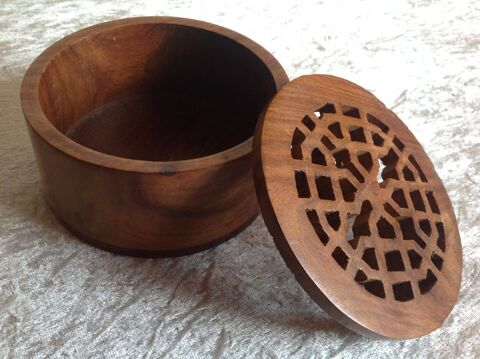 BOITE EN BOIS RONDE AVEC SON COUVERCLE AJOUR Envoi Possible 6 Trgunc (29)