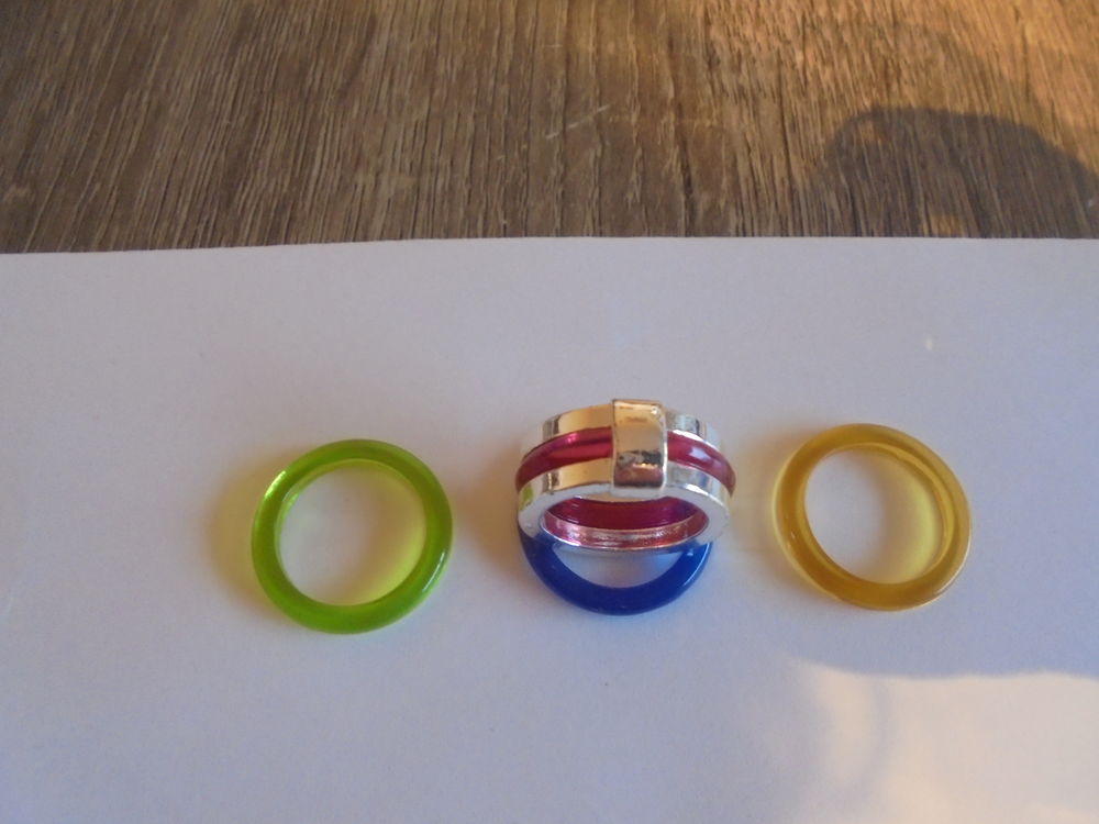 Bague + 4 anneaux (28b) Bijoux et montres