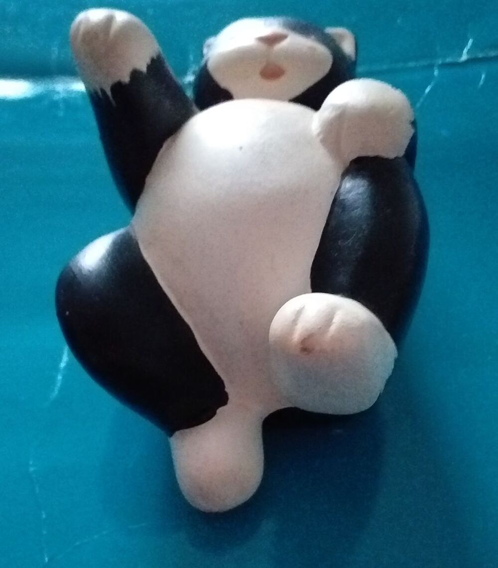  CHAT noir et blanc, avec ruban rouge Décoration