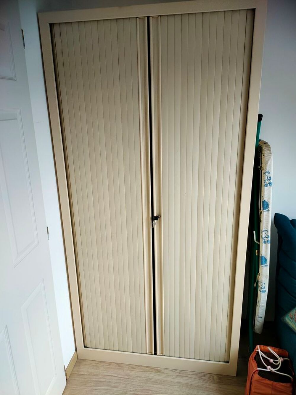donne armoire rideau et table salle &agrave; manger Meubles
