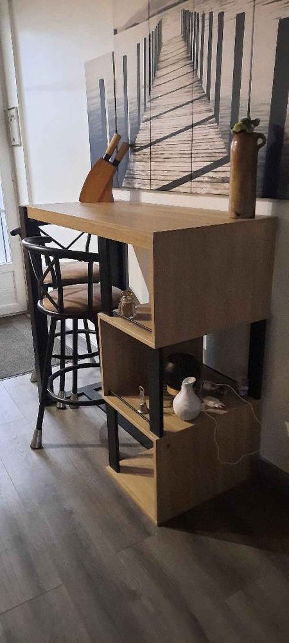 table mange debout bois+ 2 tabouret rembourr&eacute;s et pivotants
Meubles